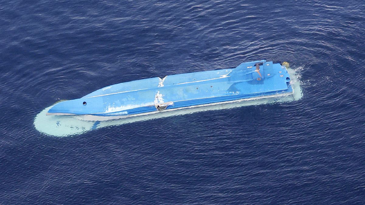 Перевернувшееся японское судно после столкновения с российским "Амуром"