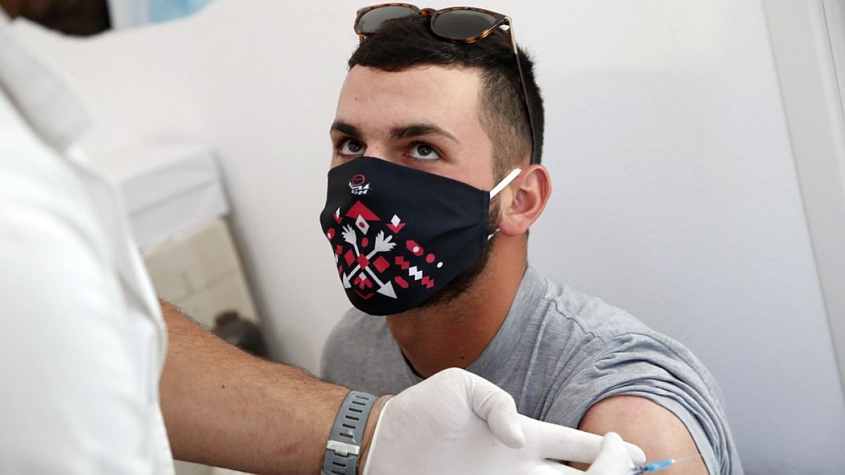 Νέος άνδρας στην Ελλάδα εμβολιάζεται κατά Covid-19 