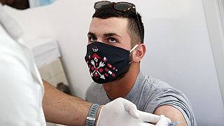 Νέος άνδρας στην Ελλάδα εμβολιάζεται κατά Covid-19
