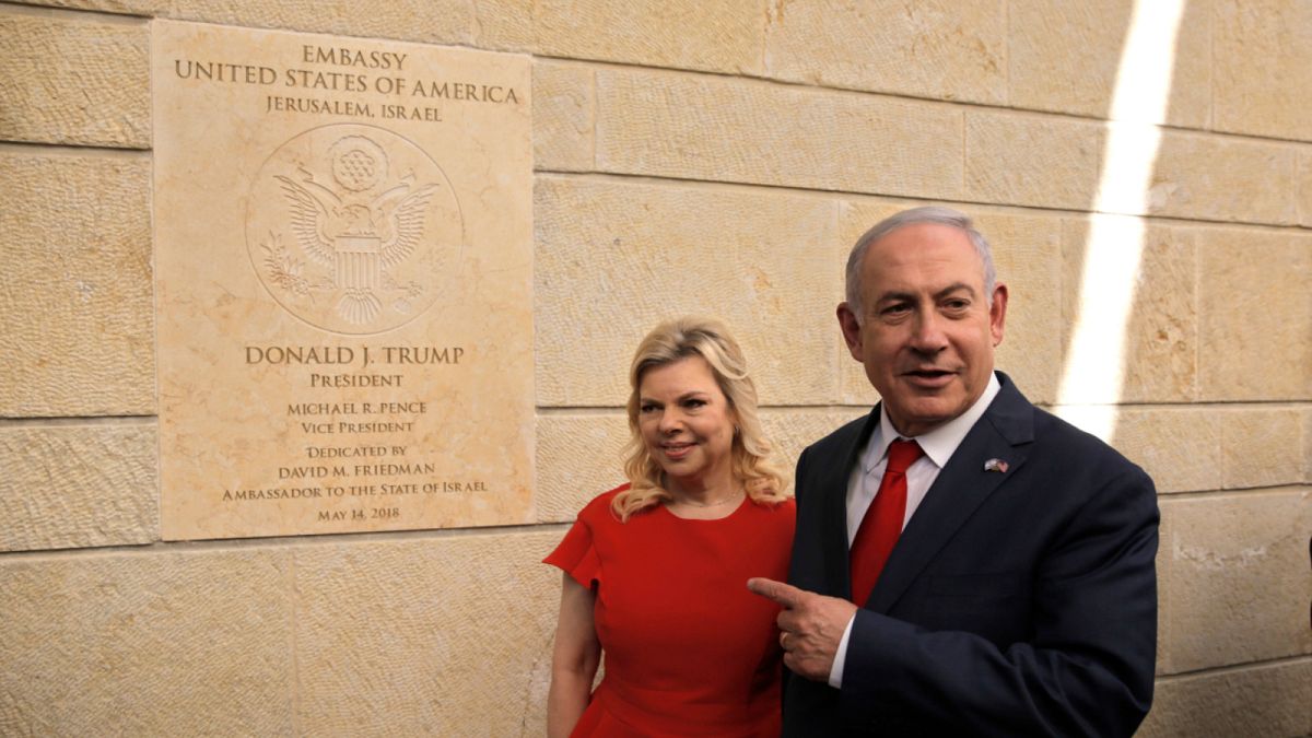 نتنياهو وزوجته يمقر السفارة الأمريكية في القدس