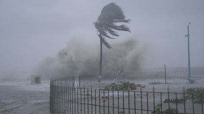 Crashing waves as cyclone hits eastern India