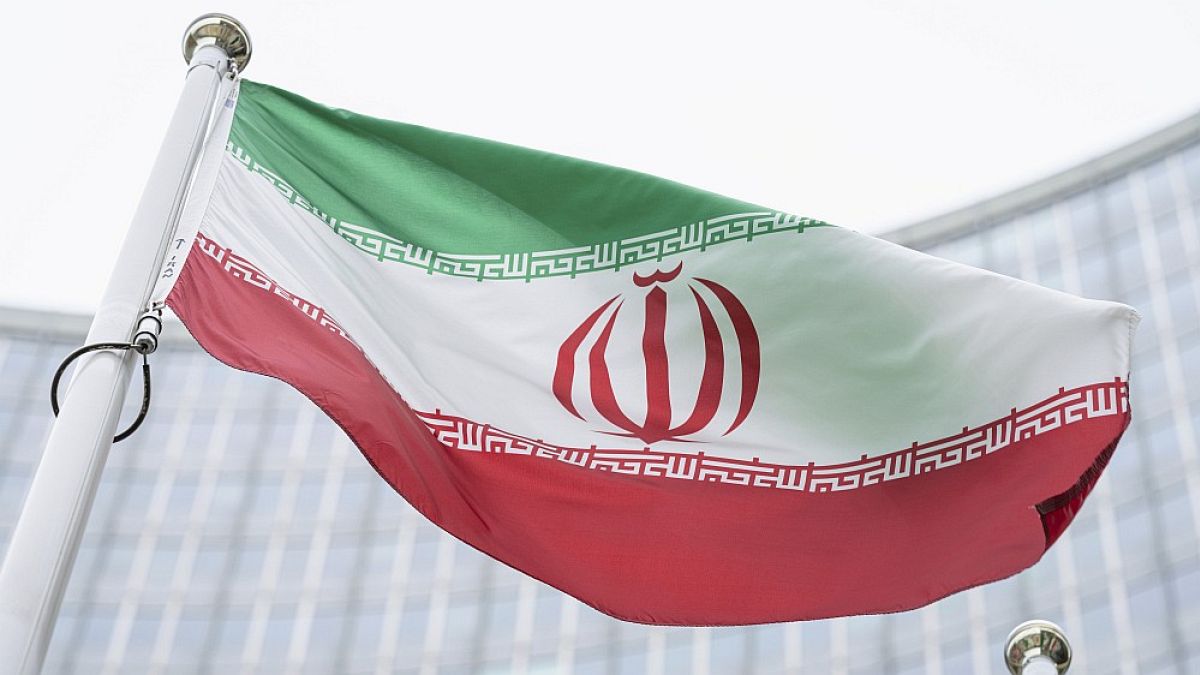 Η σημαία του Ιράν έξω από το κτίριο της Διεθνούς Υπηρεσίας Ατομικής Ενέργειας στη Βιέννη.