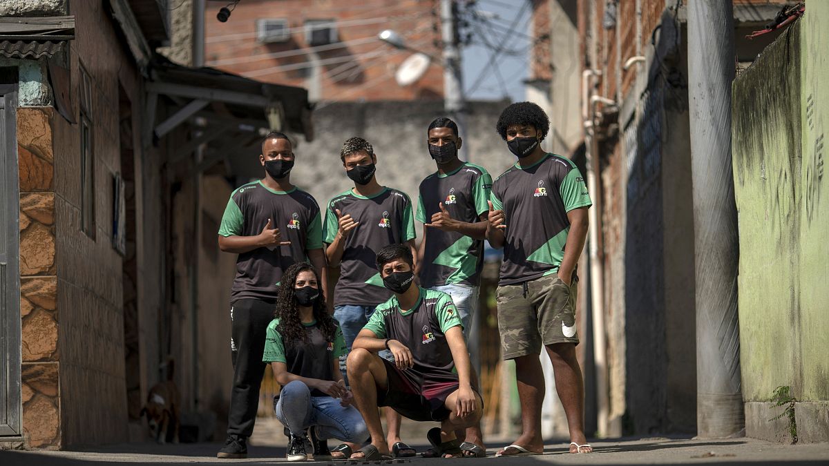 A equipa da AfroGames, em plena favela