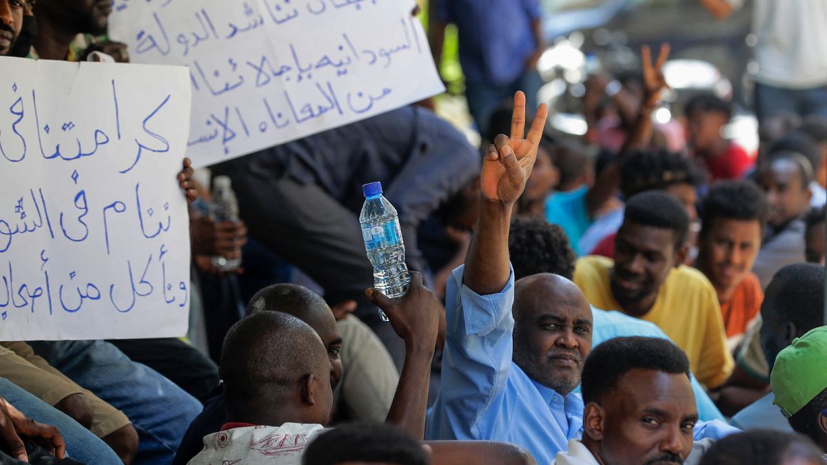 عمال سودانيون فقدوا وظائفهم بسبب تدهور الوضع الاقتصادي في لبنان، يتظاهرون أمام سفارة بلادهم في بيروت للمطالبة بالعودة إلى الوطن. يوليو / تموز 2020.
