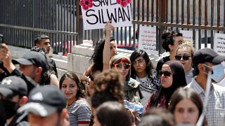 فلسطينيون يحتجون خارج المحكمة في القدس في 26 مايو 2021 خلال مظاهرة ضد خطط إسرائيل لإجلاء عائلات فلسطينية من منازلها في حي سلوان بالقدس الشرقية المحتلة.