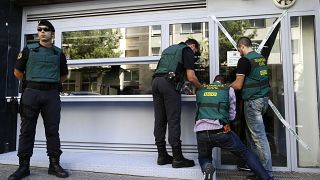 رجال أمن إسبان يغلقون مطعمًا خلال عملية أمنية للشرطة في برشلونة ، إسبانيا ، الأربعاء، 5 يوليو، 2017