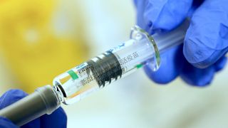 Oltáshoz készítik elő a kínai Sinopharm koronavírus elleni vakcinát a Zala Megyei Szent Rafael Kórházban Zalaegerszegen 2021. június 2-án