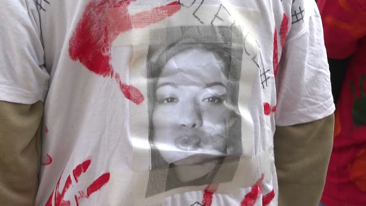 Tee-shirt avec une photo de la victime porté par une marcheuse