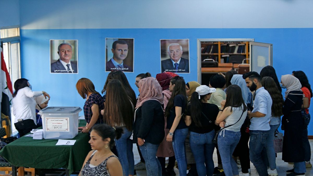 ناخبون سوريون يدلون بأصواتهم في انتخابات الرئاسة في مركز اقتراع بدمشق في 26 مايو 2021