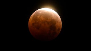 خسوف القمر الأحمر كما شوهد في كاليفورنيا الأمريكية