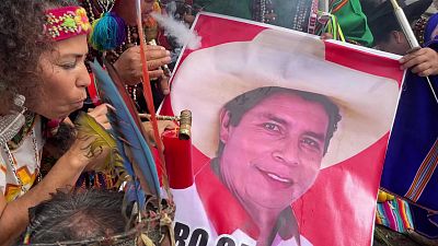 شمن‌باوران پرو نامزد انتخاباتی محبوب خود را با دود و جغجغه متبرک کردند 