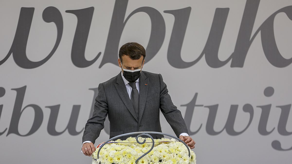 Macron visita el memorial del genocidio ruandés en Kigali 