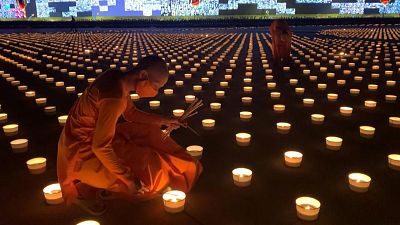 روز ویساکابوچا در تایلند؛ مراسم روشن کردن شمع توسط راهبان بودایی