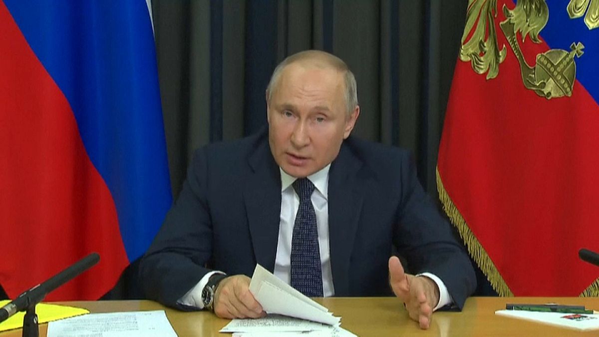 Владимир Путин на экономическом совещании обращается к россиянам