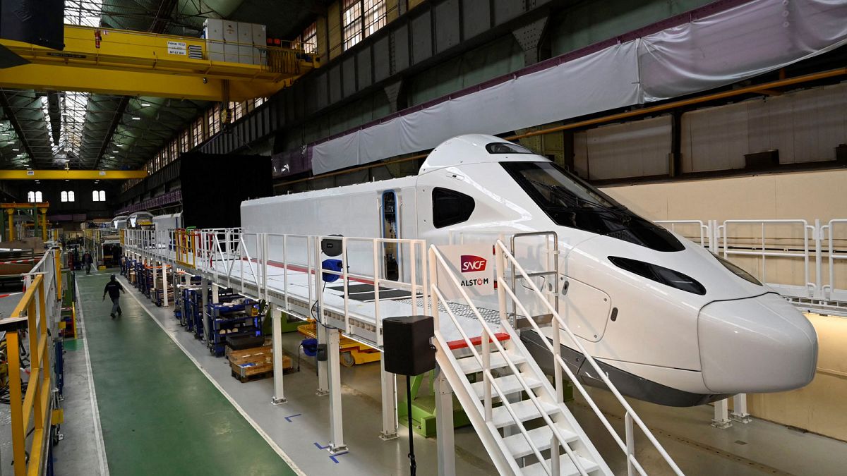 Le train à grande vitesse de nouvelle génération, le TGV M, sur sa ligne de production dans l'usine d'Alstom à Belfort, dans l'est de la France, le 26 mai 2021