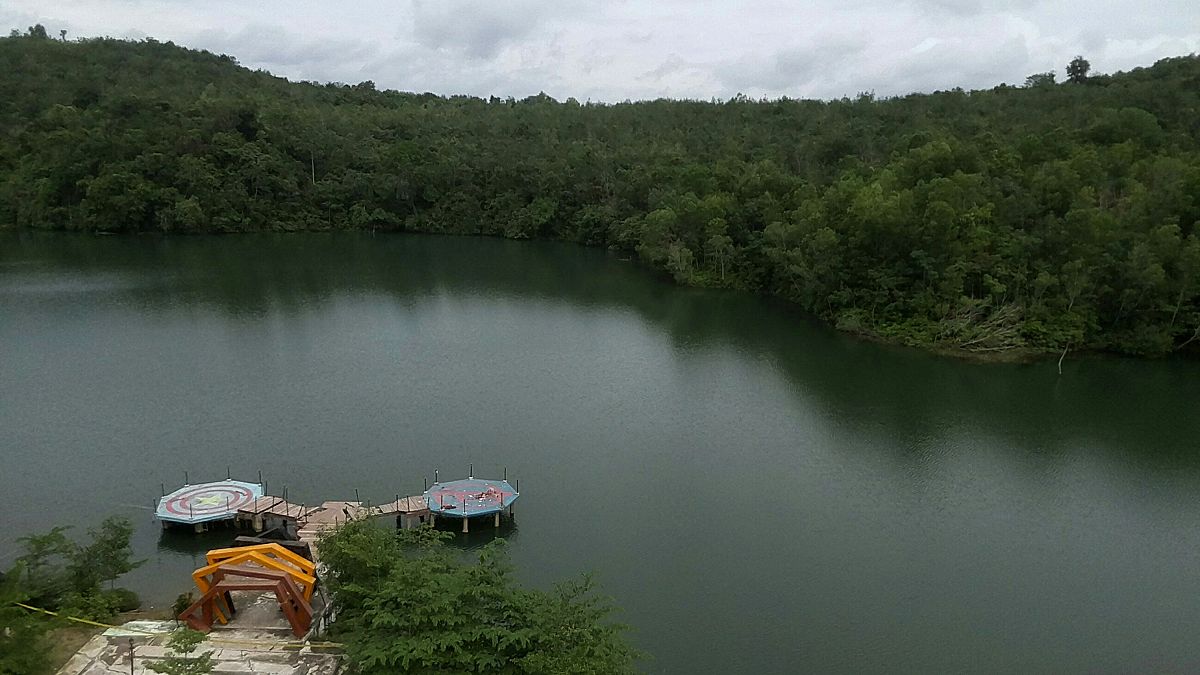 رصيف منهار على بحيرة كاندي في بادانج في غرب سومطرة حيث توفي خمسة سائحين أثناء محاولتهم التقاط صور سيلفي. 