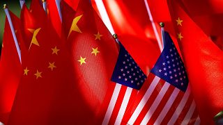 Çin ile ABD bayrakları