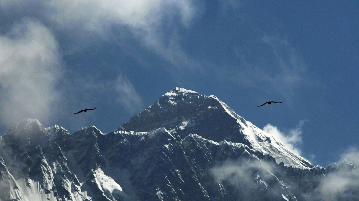 جبل إيفرست من نامشي باجار في منطقة سولوكومبو، نيبال.