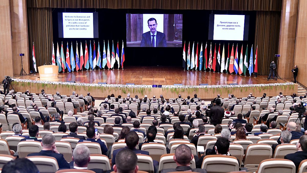  بشار الأسد يتحدث عبر الفيديو في مؤتمر اللاجئين السوريين الذي انعقد يومي الأربعاء والخميس (11 و12 نوفمبر/تشرين الثاني) في قصر الأمويين للمؤتمرات في دمشق