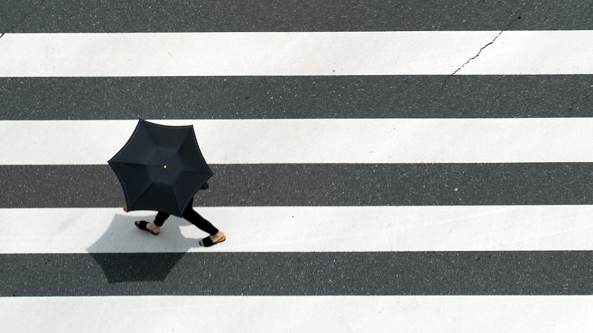 Une personne marchant sous un parapluie à Tokyo