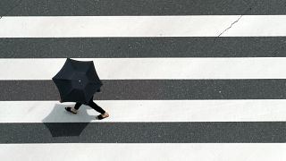 Une personne marchant sous un parapluie à Tokyo