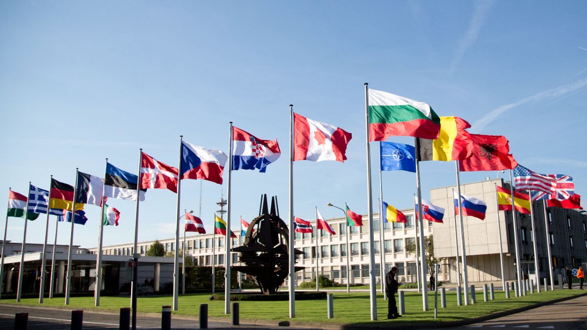 Brüksel'deki NATO üyesi ülkelerin bayrakları