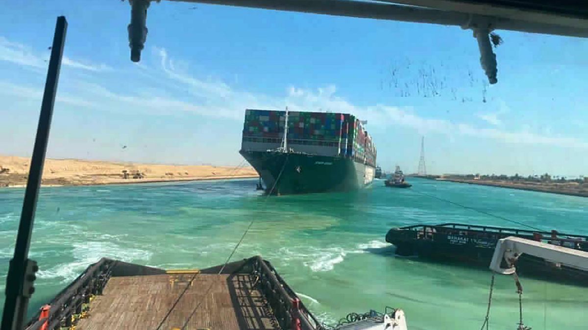 سفينة إيفر غيفن متوقفة في عرض مجرى قناة السويس، مصر.