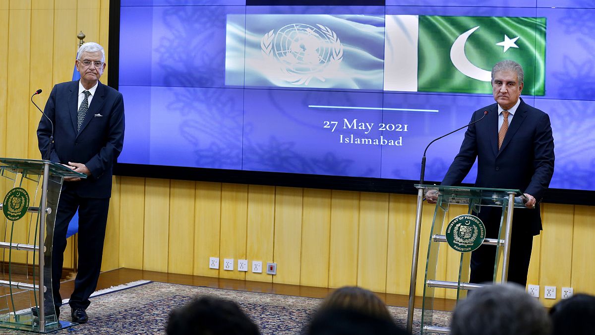 وزير الخارجية الباكستاني شاه محمود قريشي ورئيس الجمعية العامة للأمم المتحدة فولكان بوزكير يستمعان لسؤال صحفي خلال مؤتمر صحفي مشترك ، في إسلام أباد ، باكستان