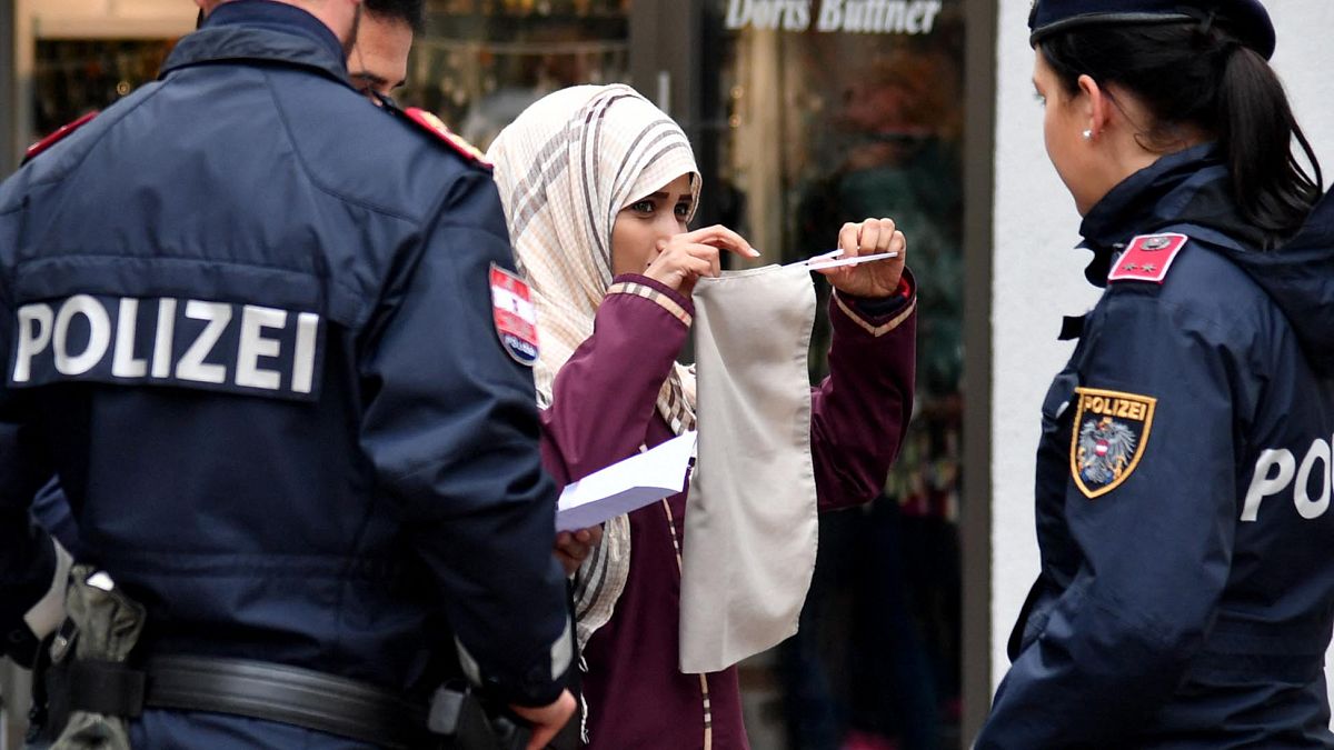 عناصر الشرطة يطلبون من امرأة كشف النقاب عن وجهها في النمسا، 2017.
