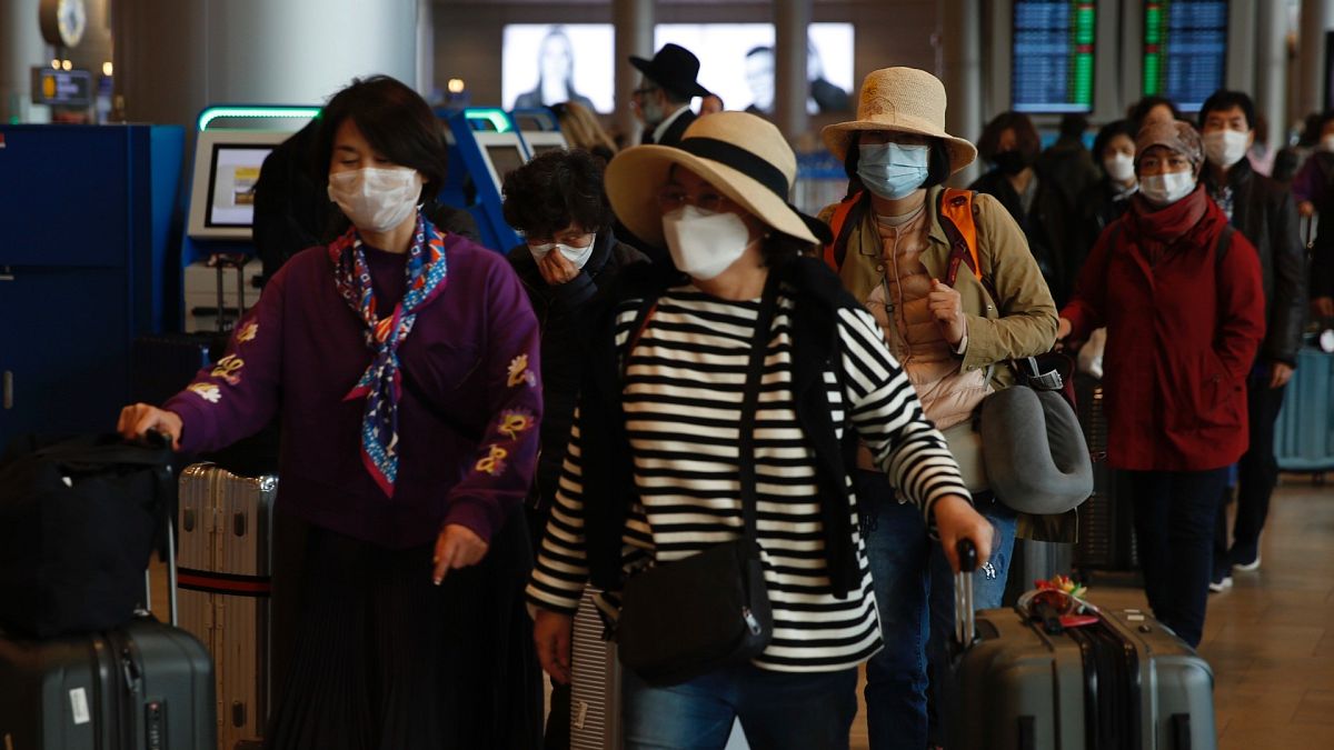 İsrail'in Tel Aviv kentindeki Ben Gurion Havaalanı'nda valizleriyle birlikte görülen Koreli turistler (arşiv)