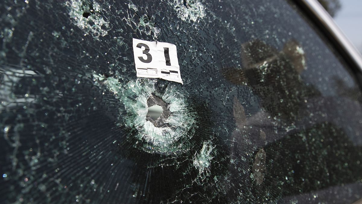Imagen del vehículo tiroteado del candidato Guillermo Valencia.