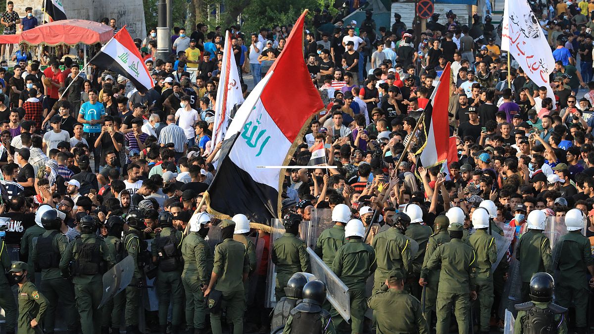 قوات الامن العراقية تحاول احتواء مظاهرات واسعو ضد الفساد بساحة التحرير بالعاصمة بغداد. 25/05/2021