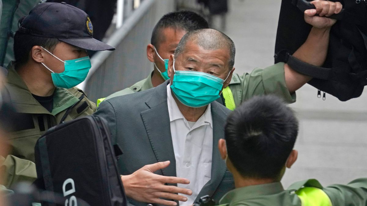 قطب الإعلام في هونغ كونغ جيمي أثناء مغادرته محكمة الاستئناف في البلاد يوم الجمعة 28 أيار/مايو 2021