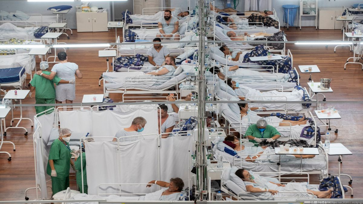 مصابون بـ"كوفيد-19" في مستشفى ميداني أقيم داخل مدرج رياضي في سانتو أندريه إحدى ضواحي العاصمة البرازيلية ساو باولو