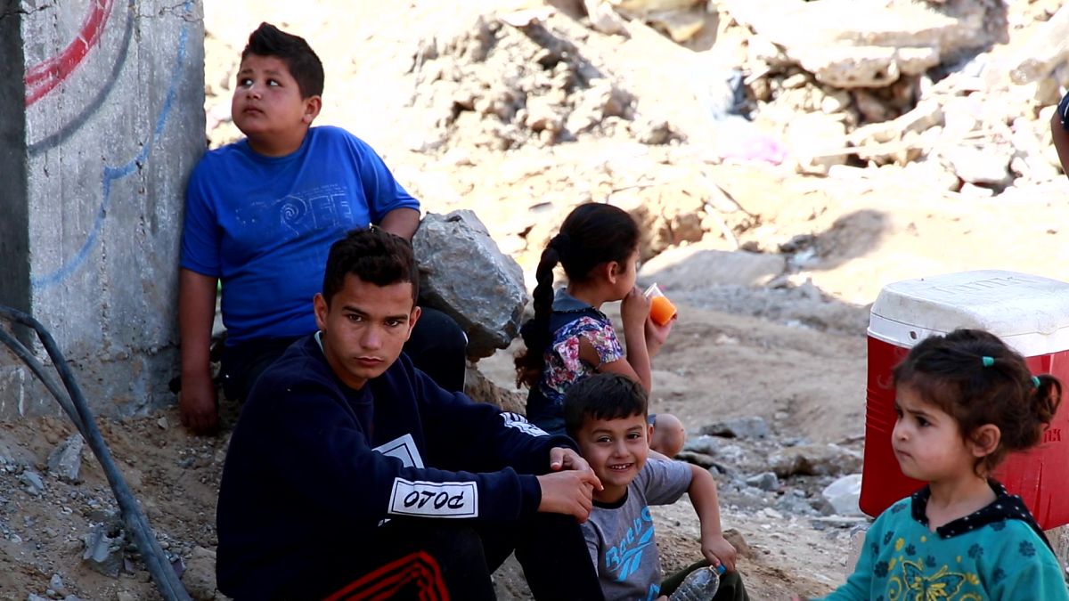 کودکان در آوار ساختمان‌های تخریب شده در اثر بمباران در غزه
