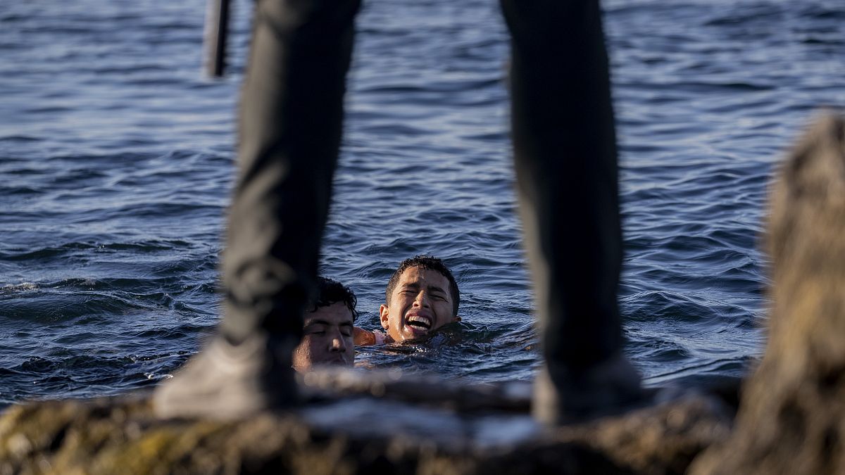 Határőr várja a ceutai tengerparton a bevándorlókat 2021. május 19-én