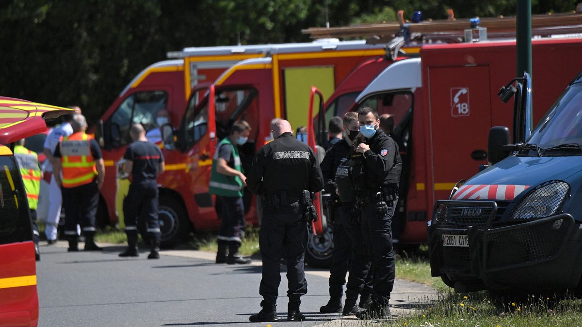Gendarmes et service de secours déployés après l’agression au couteau d'une policière municipale de La Chapelle-sur-Erdre, dans l'ouest de la France, le 28 mai 2021   