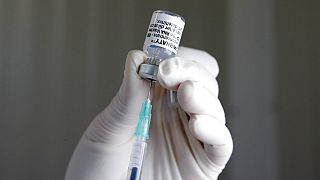Un sanitario prepara un vial de una vacuna contra el coronavirus