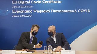 رئيس الوزراء كيرياكوس ميتسوتاكيس ورئيس المجلس الأوروبي شارل ميشال خلال عرض تقديمي لشهادة كوفيد الرقمية للاتحاد الأوروبي في أثينا.