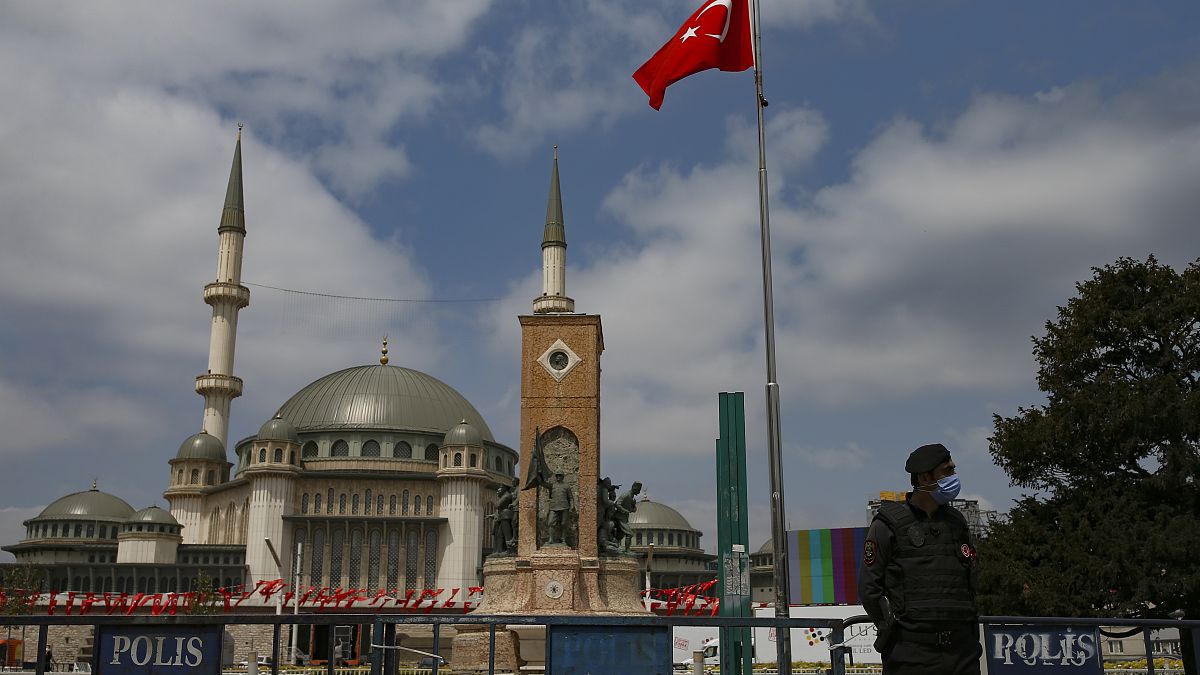 المسجد الجديد في ساحة تقسيم في إسطنبول 