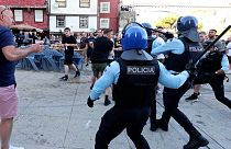 Polícia portuguesa teve de intervir para acalmar adeptos ingleses no Porto