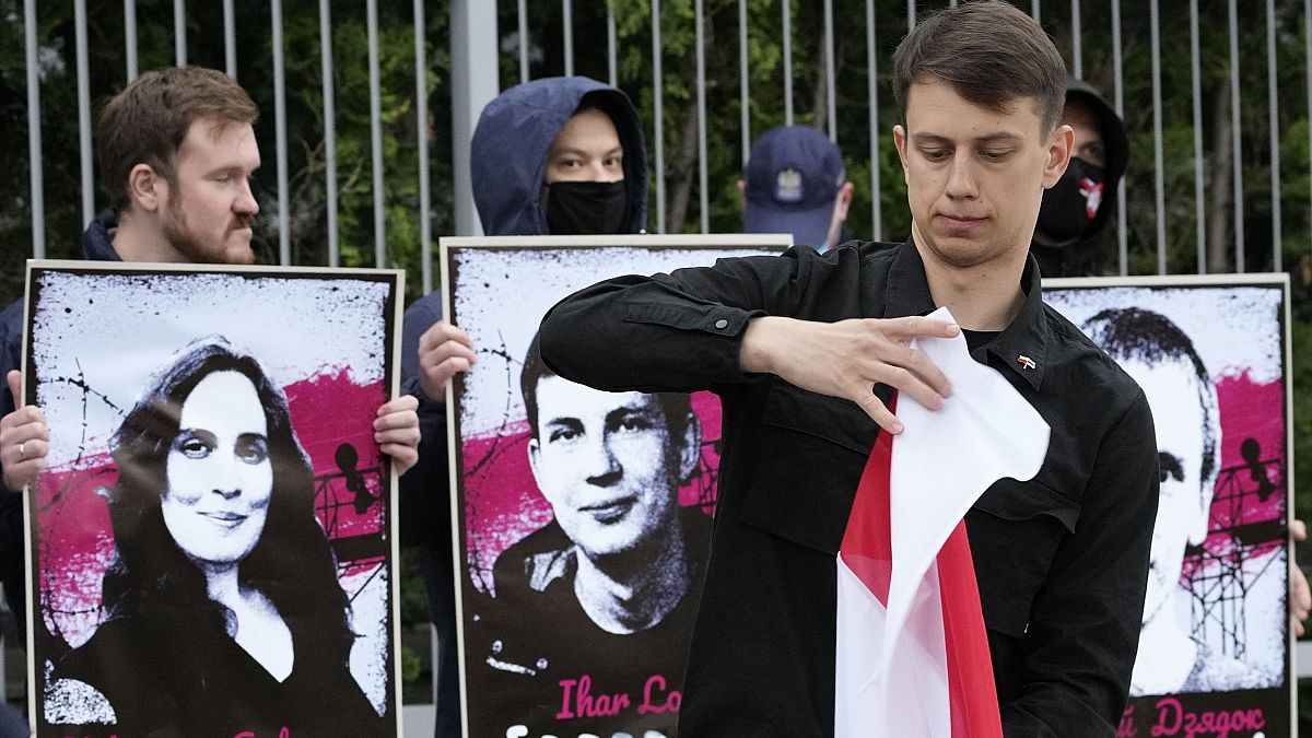 Roman Protaszevics és Szofija Szapega szabadon bocsátását követelik tüntetők a varsói belarusz nagykövetség előtt – képünk illusztráció