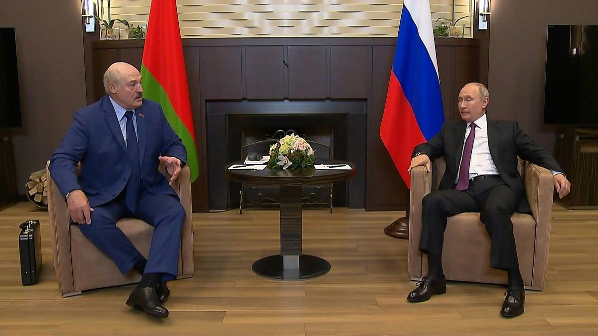 Лукашенко: "Идет попытка раскачать ситуацию до уровня августа прошлого года"