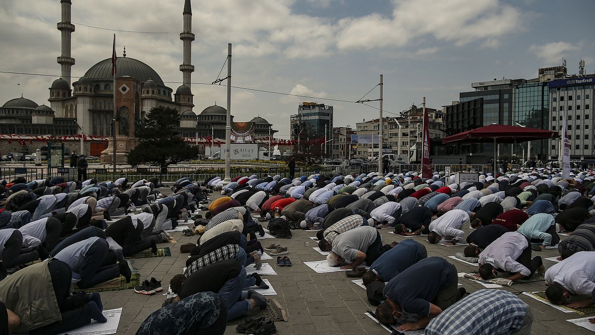 Freitagsgebet vor der neuen Moschee am Taksim-Platz