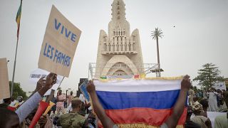 Mali: Hundreds show support for army and Russia