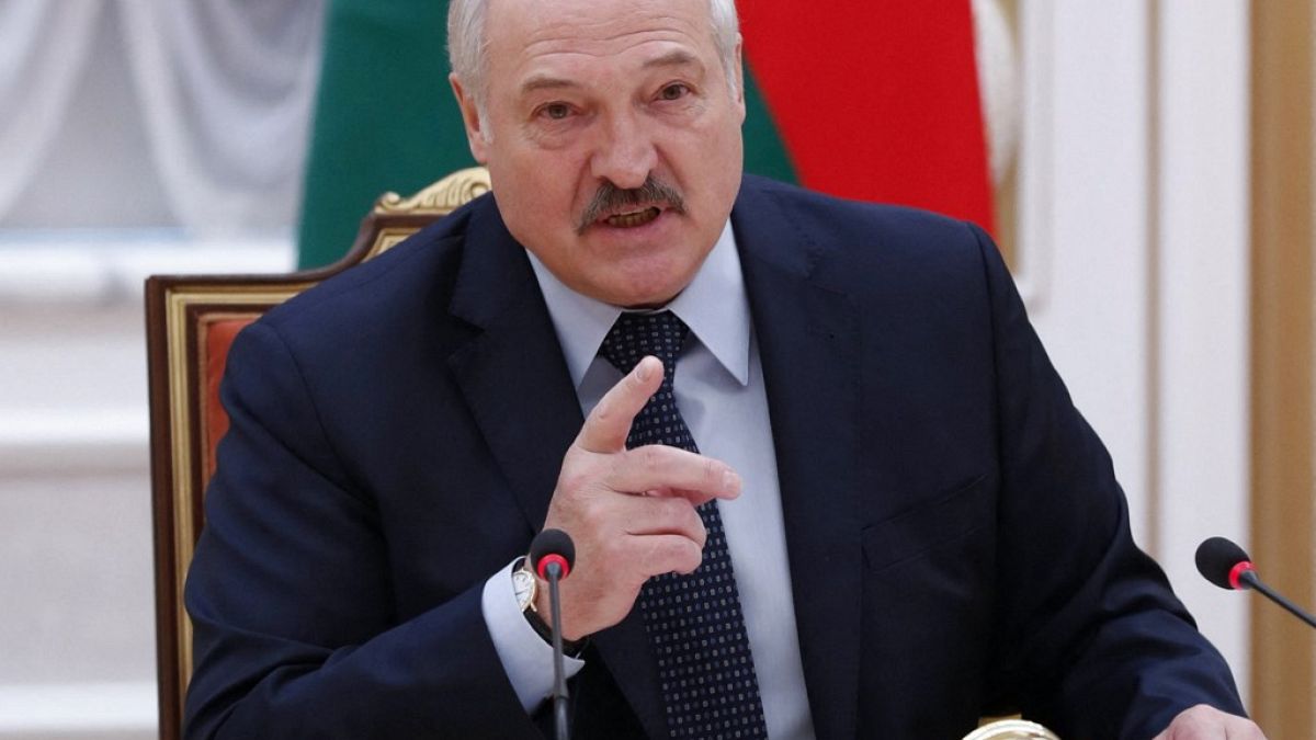 UE pressiona Lukashenko e congela ajudas à Bielorrússia