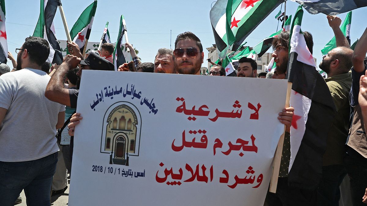 سوريون يتظاهرون في إدلب ضد ما وصفه انتخابات رئاسية غير شرعية، أفضت إلى فوز بشار الأسد بولاية رئاسية رابعة. 26/05/2021