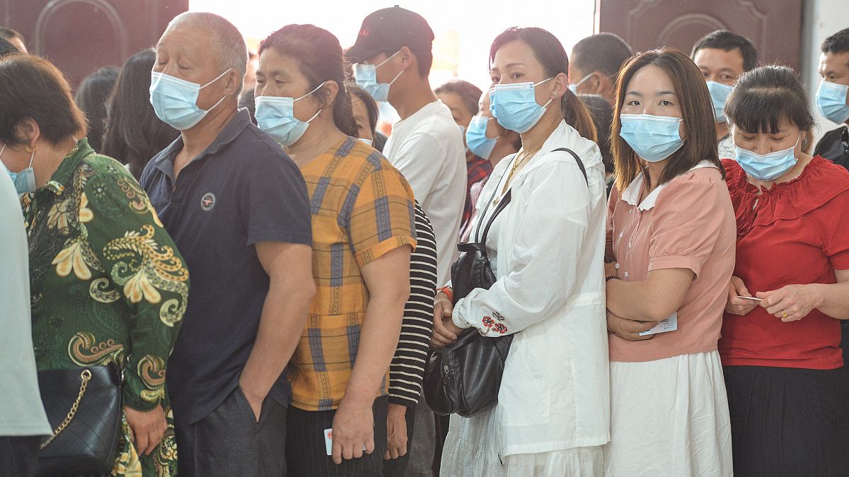 صينيون يصطفون في أحد مراكز التطعيم لأخذ لقاح ضد وباء كورونا بمدينة فويانغ شرق الصين. 25/05/2021