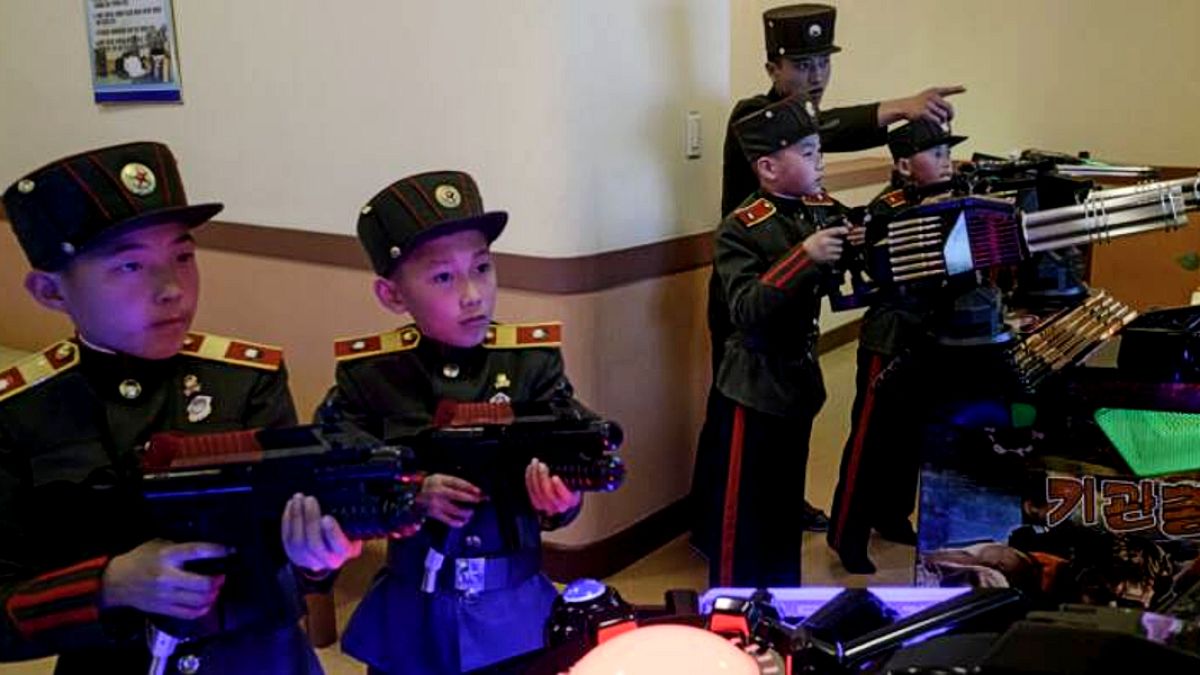 Kuzey Kore'de asker kıyafetli çocuklar