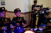Kuzey Kore'de asker kıyafetli çocuklar